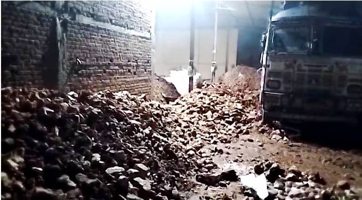 गिरिडीह में सीमेंट फैक्ट्री पर छापा, अवैध पत्थर लदा चार ट्रैक्टर जब्त, जानें किसके निर्देश पर हुई कार्रवाई