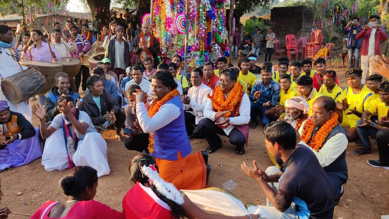 खूंटी में फिर सजा अखरा, रासकरम में पारंपरिक आदिवासी गीत-संगीत