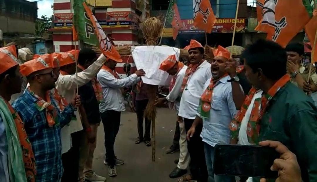 देवघर में बीजेपी नगर कमिटी ने फूंका एम्स प्रबंधन का पुतला, जानें क्यों लगाया दलाली करने का आरोप