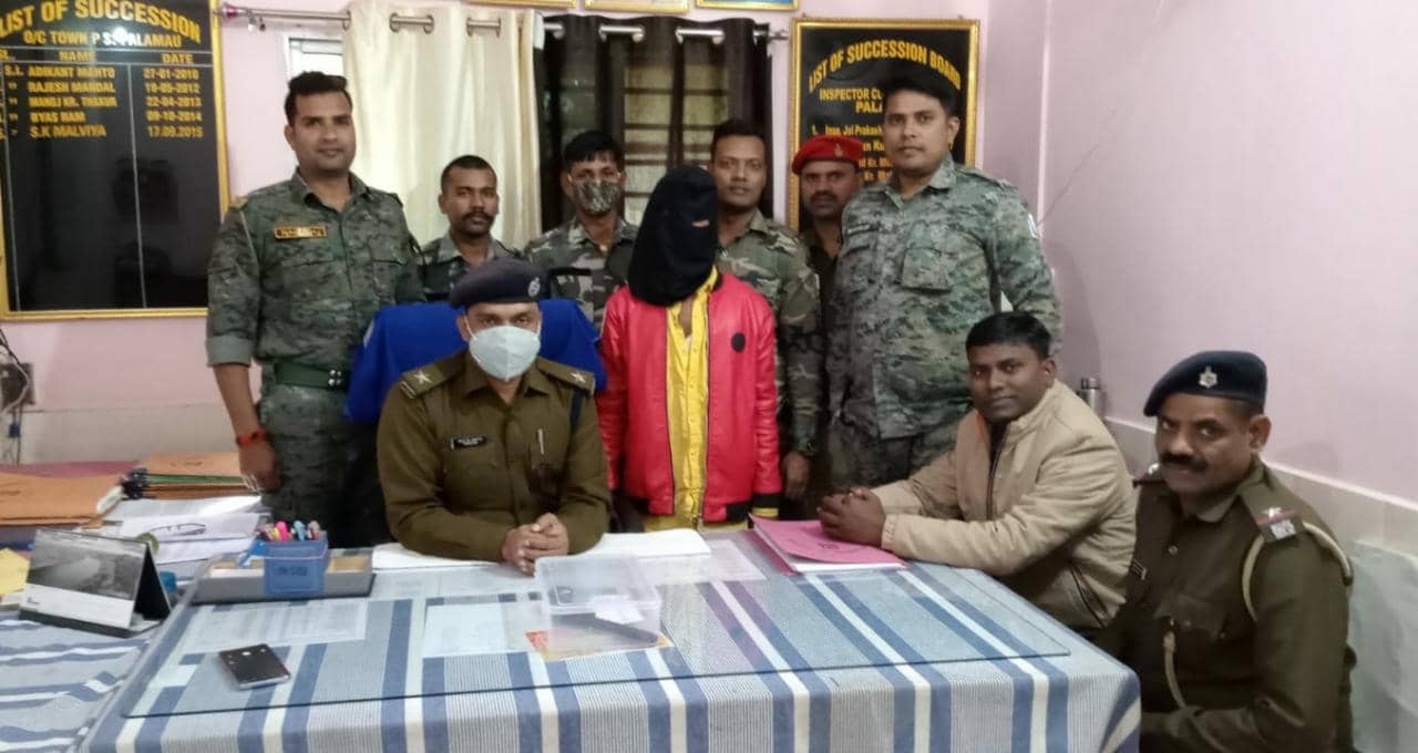 देसी कट्टे के साथ घूम रहा था, धराया