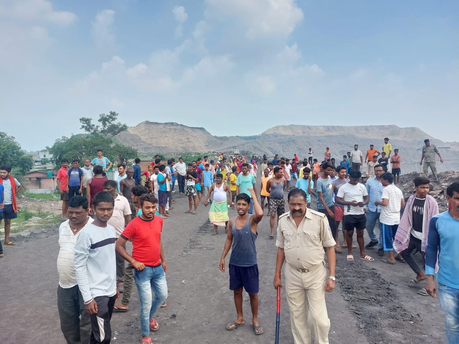 BREAKING धनबाद के कुसुंडा में गोफ में गिरी तीन महिलाएं ,मची अफरातफरी,जानिए कहां हुई है घटना