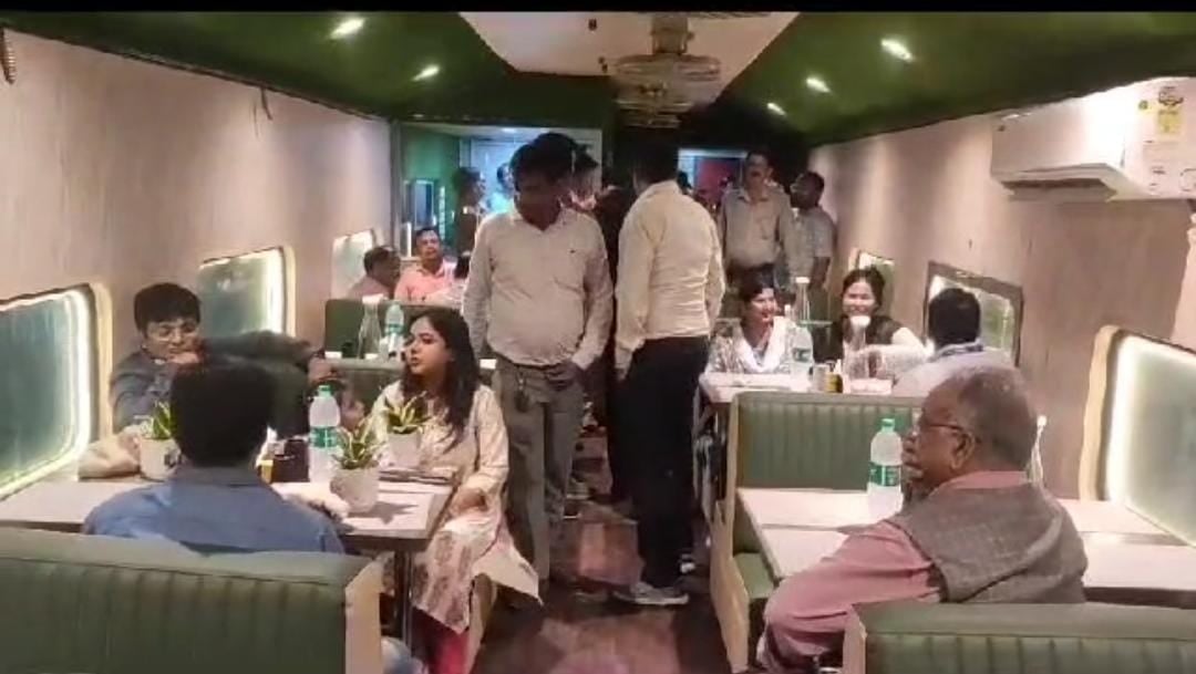 जमशेदपुर:टाटानगर रेलवे स्टेशन पर खुला अनोखा रेस्टोरेंट, रेल के डिब्बों में बैठकर लोग ले रहे खाने का आनंद