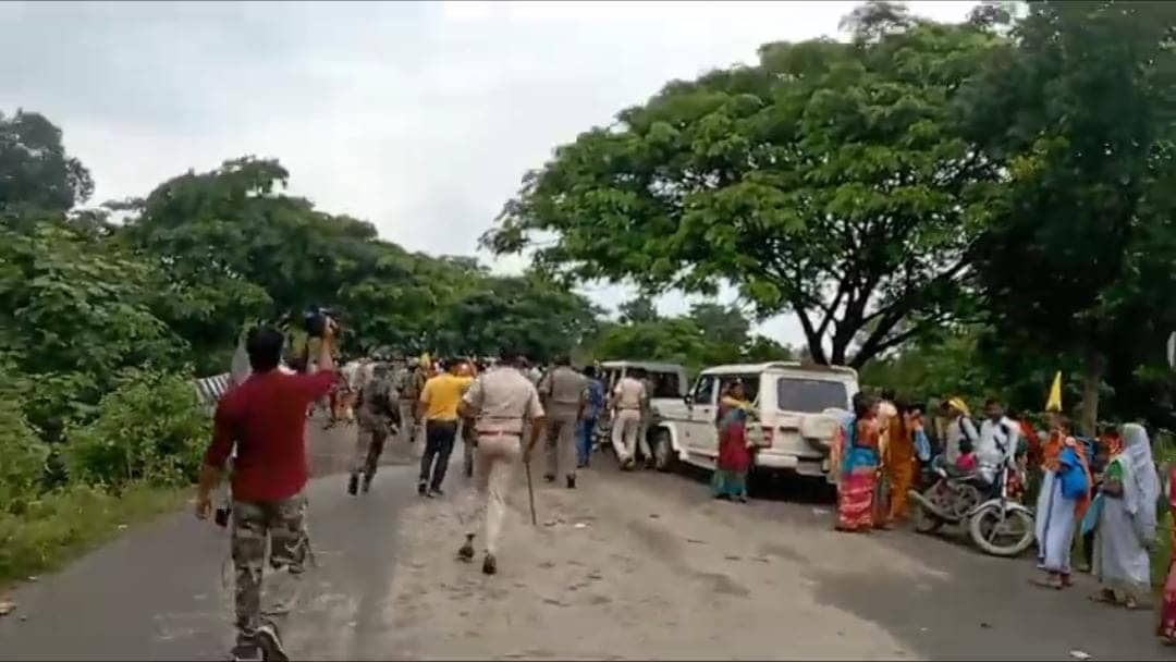 Saraikela kudmi andolan update: आंदोलनकारियों की पत्थरबाजी में 4 पुलिसकर्मी घायल, मची भगदड़