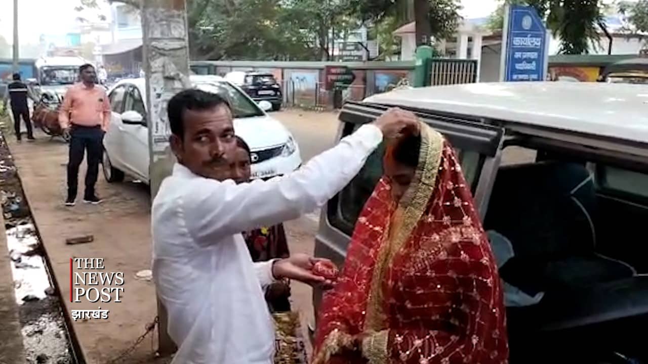 बगैर बैंड, बाजा-बारात के थामा हाथ, भूल पुरानी कड़वाहट दो शख्स यूं रचाई शादी