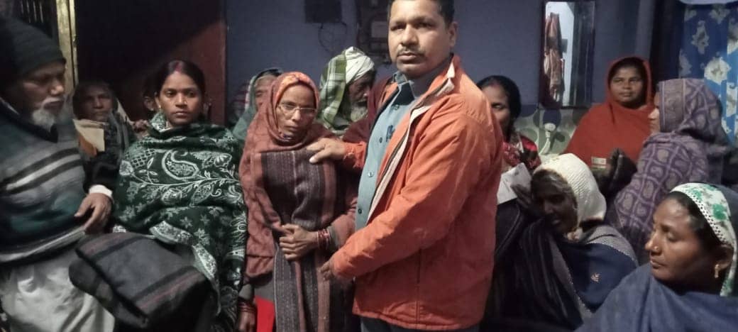 ठिठुरती ठंड से राहत दिलाने की कवायद, पलामू में बांटे गए कंबल