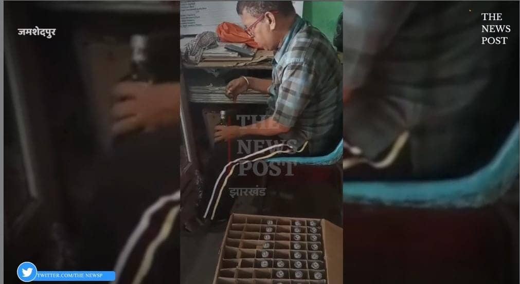 Saraikela:द न्यूज़ पोस्ट की खबर का असर, कुछ ही घंटों में मिलावटी शराब बेचने के मामले में उत्पाद विभाग हुआ रेस, दो गिरफ्तार