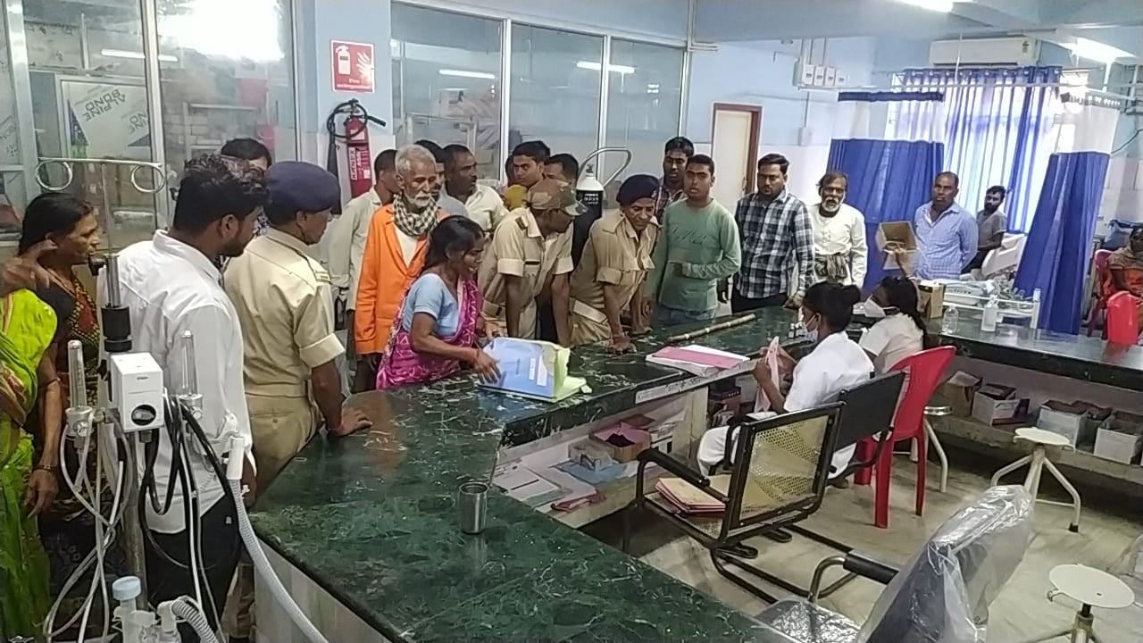 ई-रिक्शा चार्ज करते समय करंट की चपेट में आने से एक की मौत, परिजन अस्पताल वालों पर लगा रहे लापरवाही का आरोप