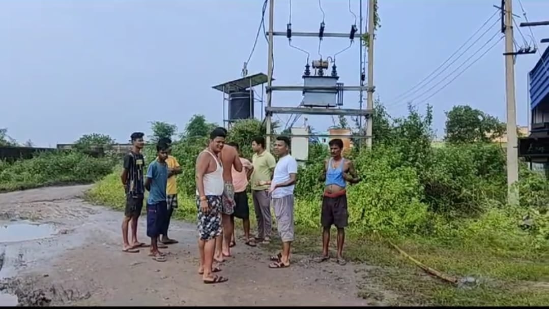 धनबाद के मैथन में अपराधियो ने देर रात मचाया उत्पात ,ग्रामीणों पर फेंका बम, महिला का हाथ हुआ जख्मी