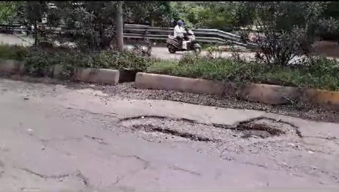 जमशेदपुर: मरीन ड्राइव बना मौत ड्राइव, सड़क पर बड़े-बड़े गड्ढे मौत को दे रहे दावत
