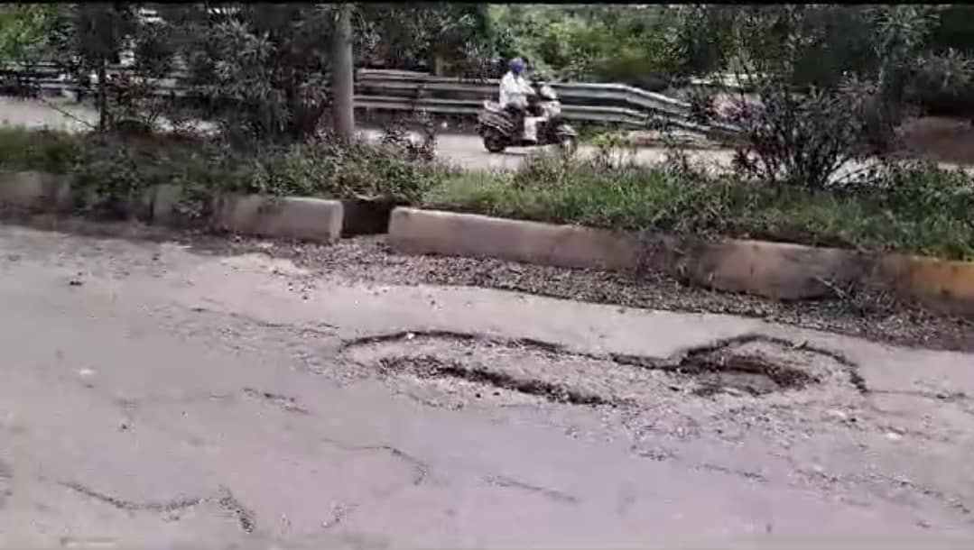 जमशेदपुर: मरीन ड्राइव बना मौत ड्राइव, सड़क पर बड़े-बड़े गड्ढे मौत को दे रहे दावत