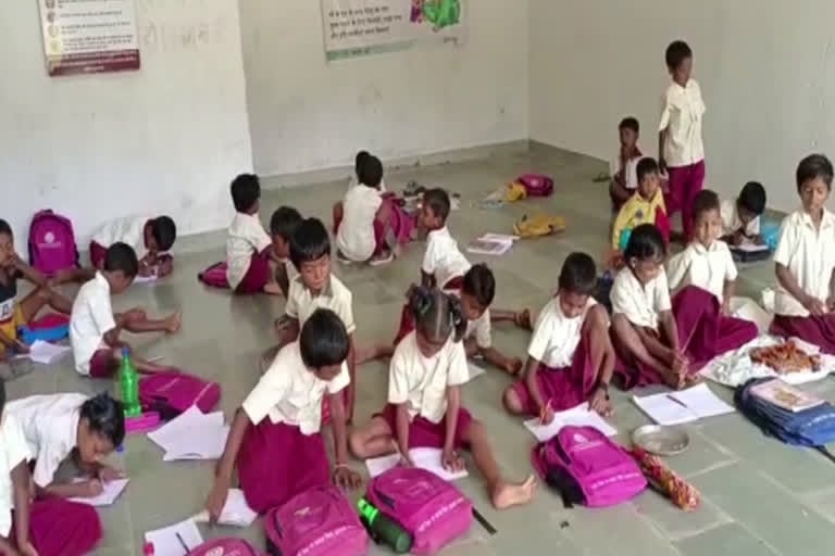 जमीन पर बैठकर परीक्षा देने को मजबूर छात्र, शिक्षकों पर की जा रही कार्रवाई