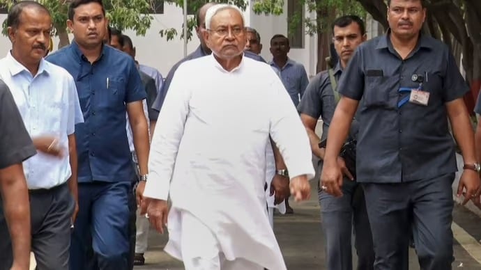 एक्शन में सीएम नीतीश, विकास भवन और विश्वेश्वरैया भवन का किया औचक निरक्षण, अधिकारियों में हड़कंप