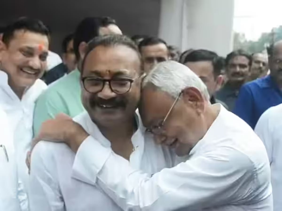 दरकते प्रेम की अंतर्कथा: साजिश, सियासत और झपकी