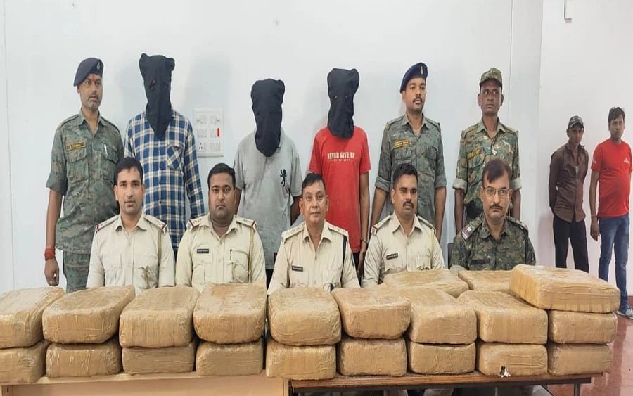 रामगढ़ पुलिस की बड़ी कार्रवाई, एक क्विंटल गांजा के साथ तीन तस्कर गिरफ्तार