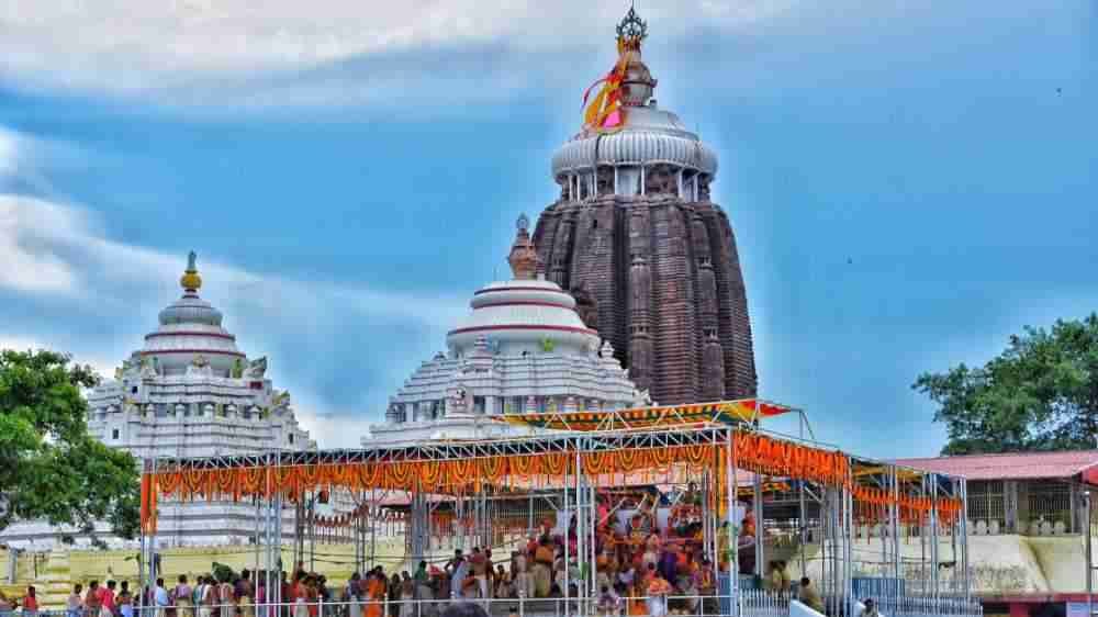 यहां हवा के विपरीत दिशा में लहराता है ध्वज और न ही मंदिर की पड़ती है छाया, जानिए कहां है ये रहस्यमयी जगह