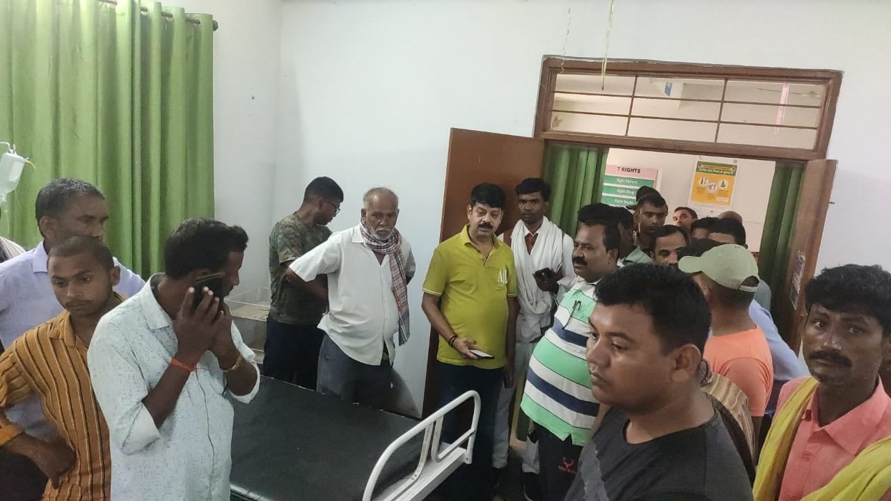 कैमूर: पिंडदान कर वापस लौट रहे टूरिस्ट बस और अज्ञात वाहन में जोरदार टक्कर, एक की मौत दर्जन भर घायल