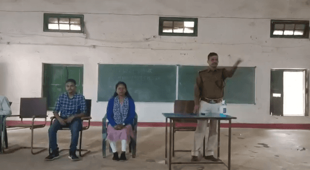 स्कूल कैंपस में पुलिस बता रही, अंधविश्वास से रहें दूर, डायन बिसाही जैसी बातों पर नहीं करें एतबार