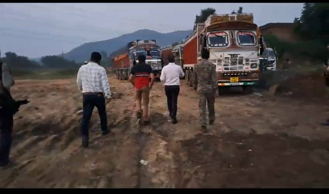 प्रशासनिक अमला रेस हुआ तो जीटी रोड से कोयला लोड 11ट्रक हुए जब्त,पांच दिन से खड़े थे सैकड़ों ट्रक