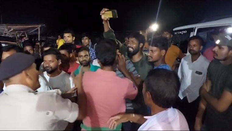 डेंगू से मौत के बाद आक्रोशित परिजन ने अस्पताल परिसर में किया हंगामा, घटना के बाद अस्पताल के सभी कर्मी मौके से फरार