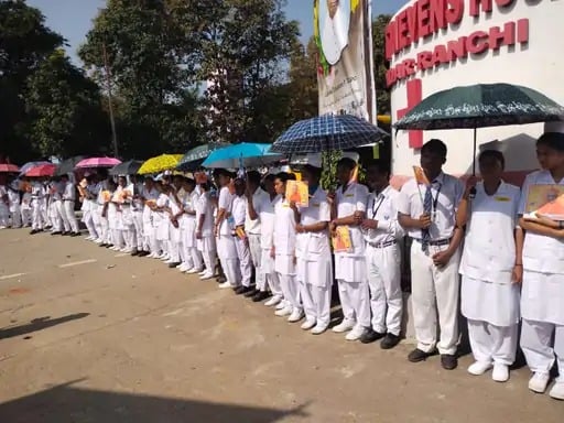 उदास चेहरे और गमगीन आंखों से बयां हुआ कार्डिनल के प्रति लोगों का प्यार, 35 किलोमीटर के मानव श्रंखला का निर्माण कर पार्थिव शरीर लाया गया रांची