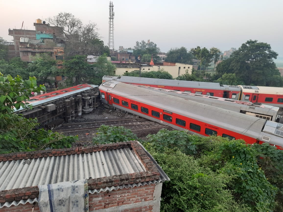 Bihar Train Accident: ट्रेन हादसे में उजड़ गए कई परिवार, सीएम नीतीश ने मृतकों के परिजन को 4 लाख मुआवजा देने की घोषणा की