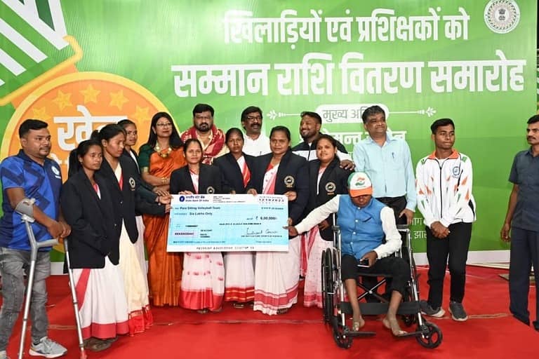 झारखंड के खिलाड़ियों को हेमंत सरकार कर रही सम्मानित, खेलगांव स्टडेयिम में 5 करोड़ कैश अवॉर्ड बांटा