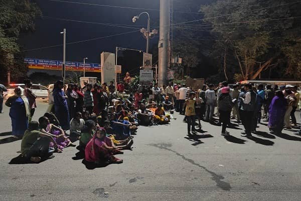 रांची : मेकॉन गेट के समक्ष स्थानीय लोगों ने शव रख कर गेट किया था जाम, पुलिस ने समझा-बुझाकर लोगों को हटाया , आवागमन शुरू