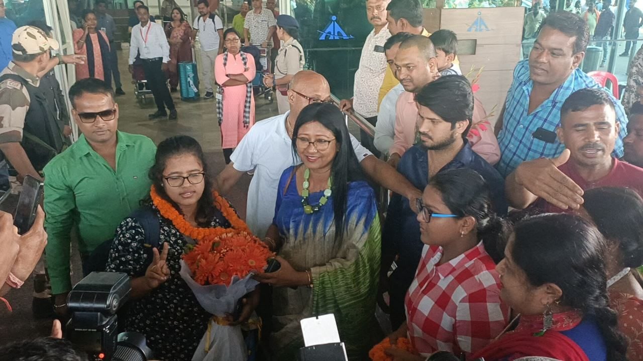 इज़राइल से लौटी रांची की बेटी विनीता, वतन पहुंचते ही जमीन को चूम रोने लगी, जानिए विनीता ने खौफ के साये से बचकर कैसे आई
