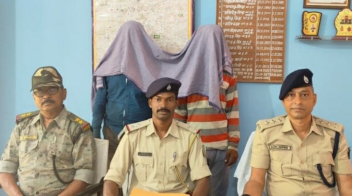 पलामू: नक्सली संगठन का एरिया कमांडर महेश्वर राम गिरफ्तार, कई सामान बरामद