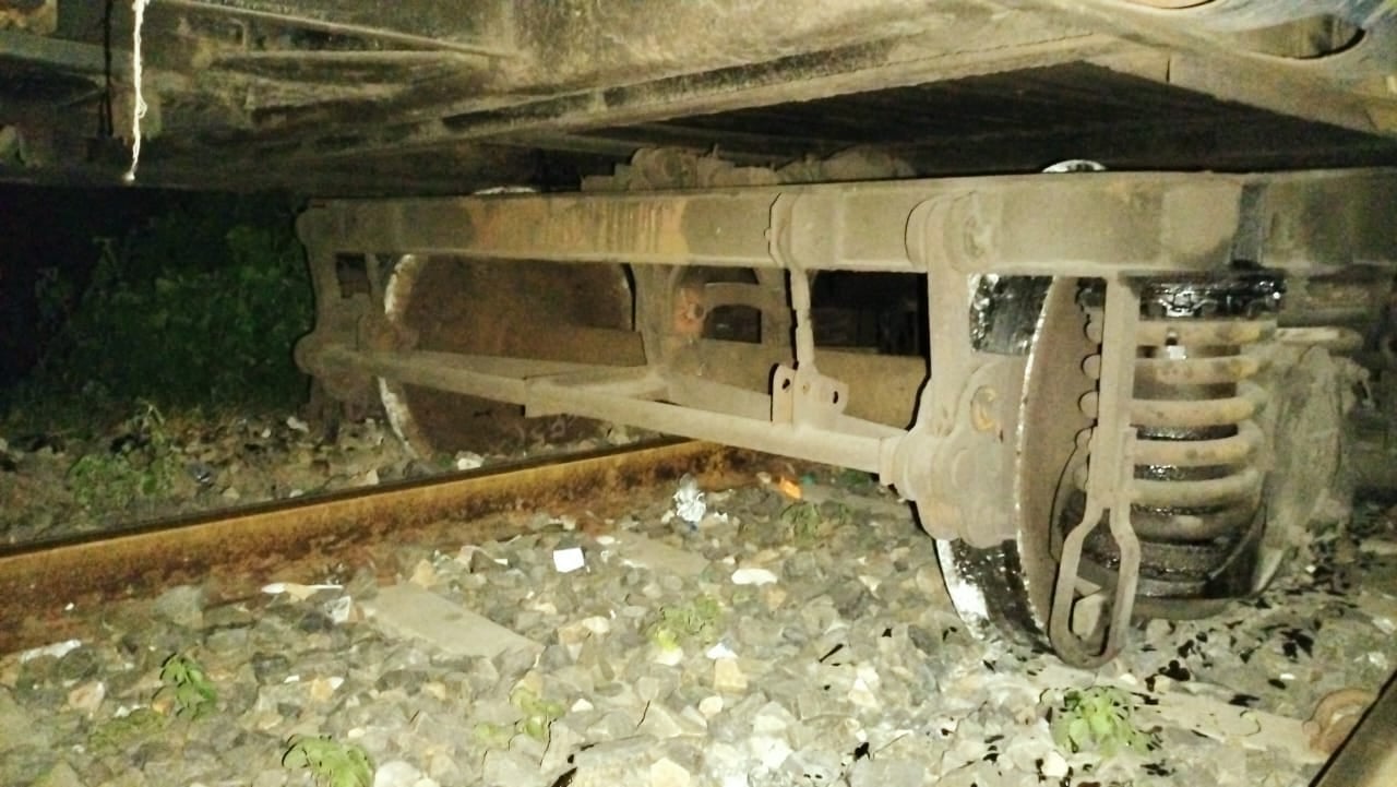 बक्सर: डुमरांव में डिरेल हुई मालगाड़ी,डाउन मेन लाइन में रेल परिचालन बाधित