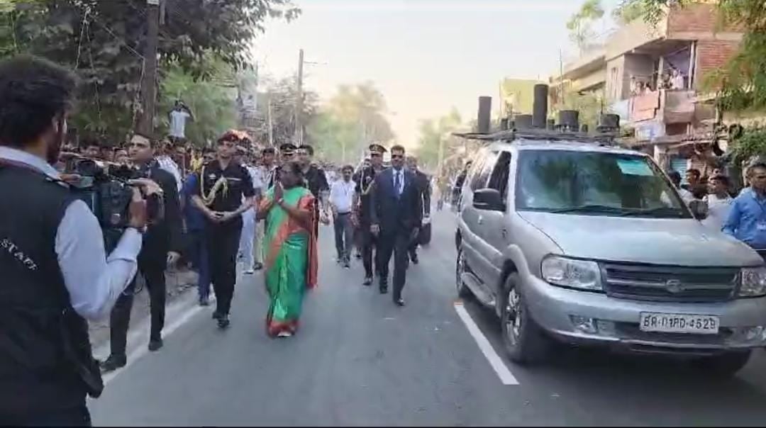 राष्ट्रपति द्रौपदी मुर्मू का तीन दिवसीय बिहार दौरा हुआ समाप्त, काफिला रोक लोगों और बच्चों से मिली राष्ट्रपति