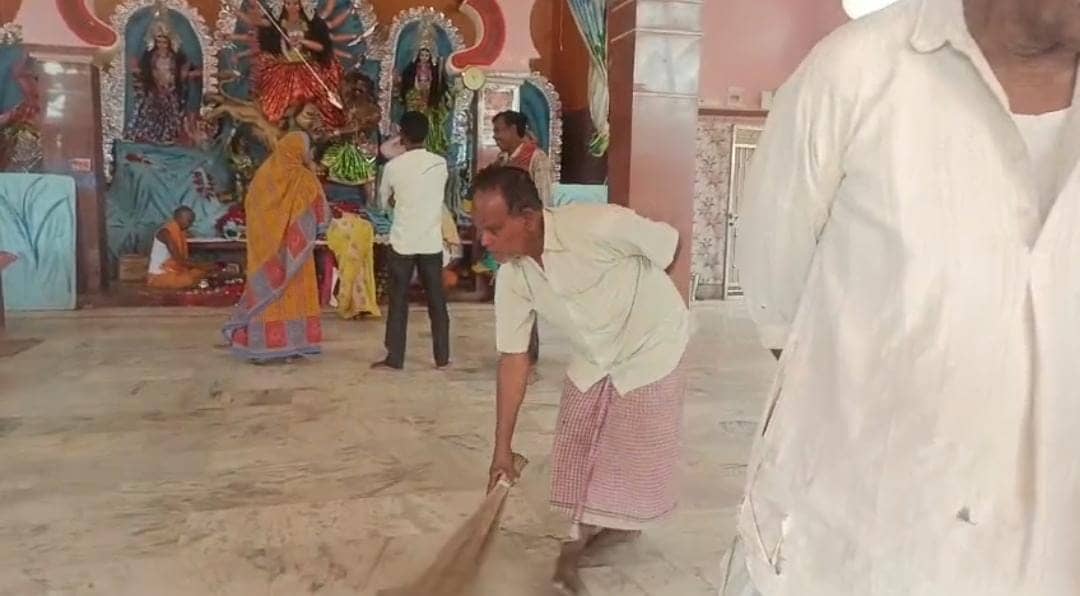 हिंदू-मुस्लिम एकता की मिसाल हैं दुमका के मो. समीम, पढ़ें कैसे पिछले 63 सालों से दुर्गा माता की सेवा भक्ति में है लीन