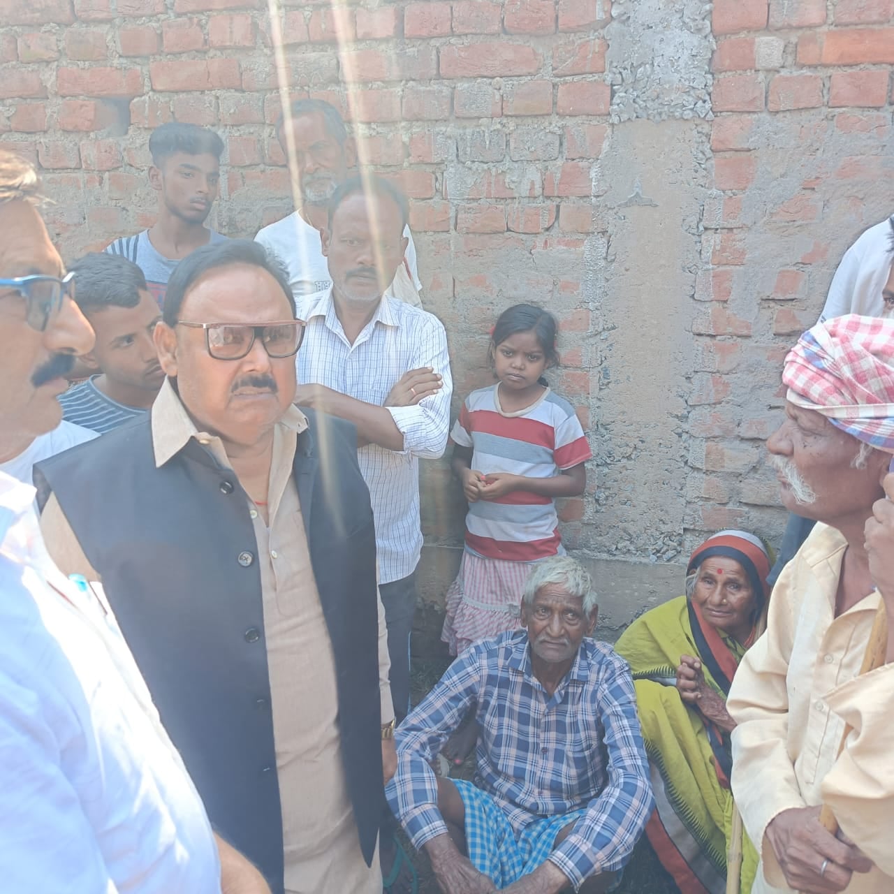 पलामू: सड़क दुर्घटना में मृत व घायल के परिजनों से मिले विधायक कमलेश सिंह, जताया दुख