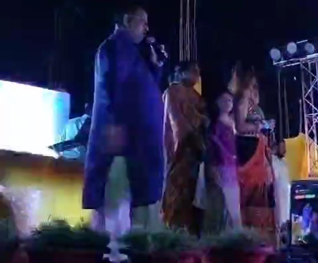 जदयू के बड़बोले विधायक गोपाल मंडल ने डांडिया नाइट पर लोगों का किया मनोरंजन, हीरो बना ले पिया गाने पर जमकर किया डांस