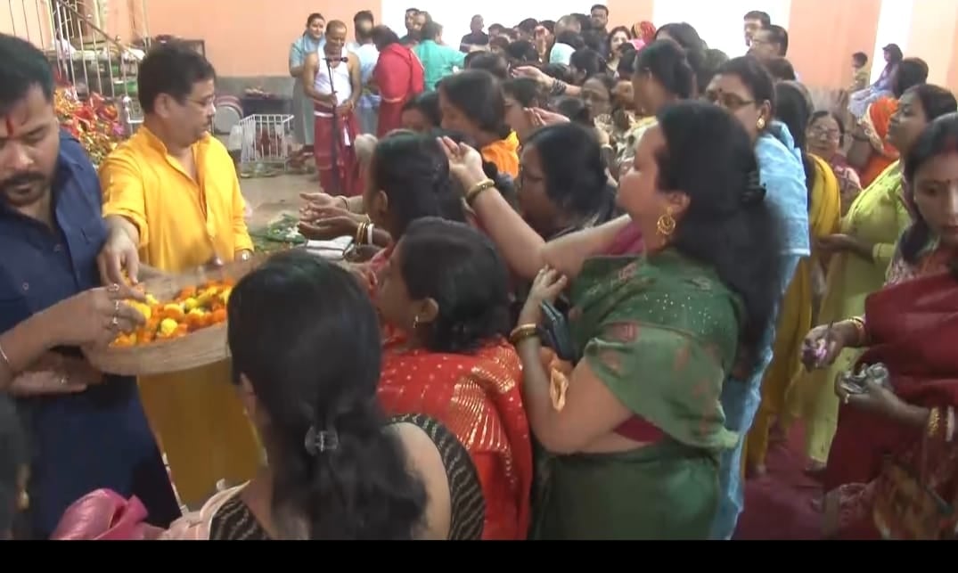 आज महानवमी पर मां सिद्धिदात्री की पूजा, पुष्पांजलि कर माता से क्षमा मांगने वालों की जुटती रही भीड़