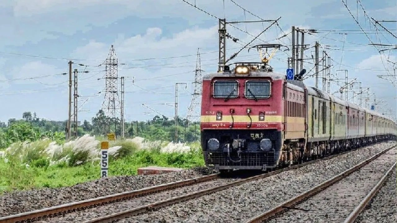 रांची से बंगाल की ओर जाने वाली ट्रेनों के रूट में बदलाव, परिवर्तित मार्ग से चलेगी टाटा-हटिया एक्सप्रेस, यात्रा से पहले देख लें लिस्ट