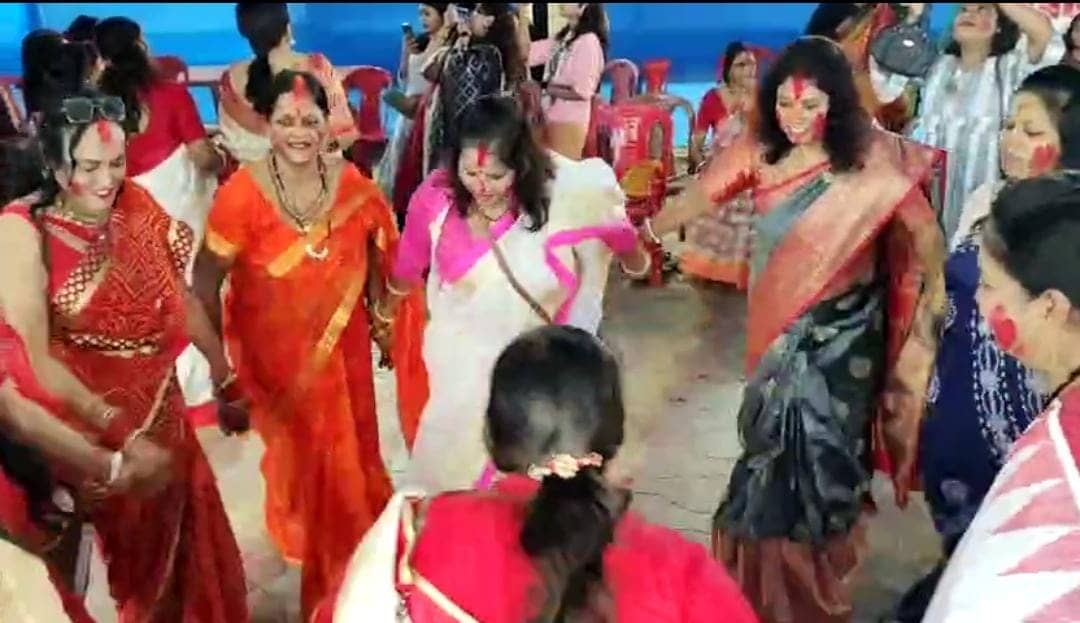 देवघर: माता की विदाई के समय सुहागिनों ने खेला सिंदूर खेला, पढ़े इसका महत्व