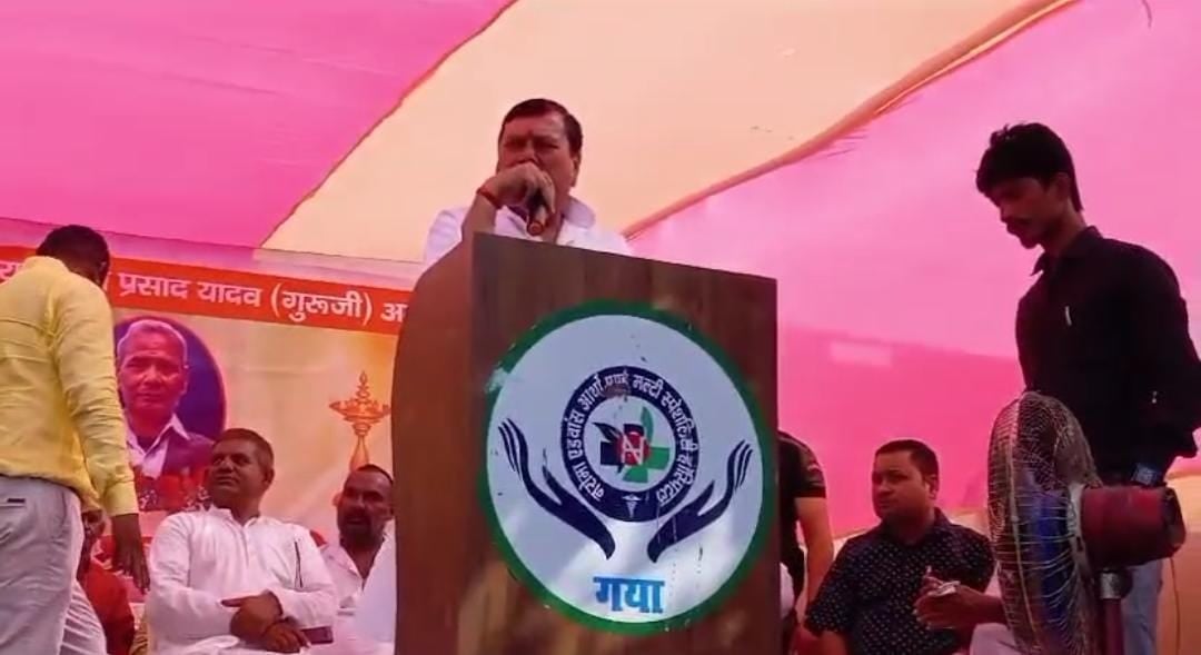 तेजस्वी यादव के इस खास मंत्री ने दिया विवादित बयान, कहा - 'हम रोज 2 अफसर को गाली देते हैं', पढ़ें आगे और क्या कहा