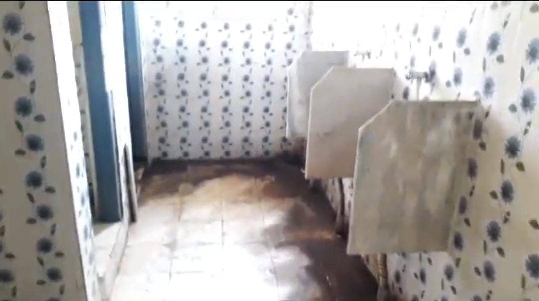 जमशेदपुर: पूर्वी सिंहभूम परिसर में गंदगी का अंबार, शौचालय के बदबू और गंदगी से लोगों का जीना हुआ मुहाल