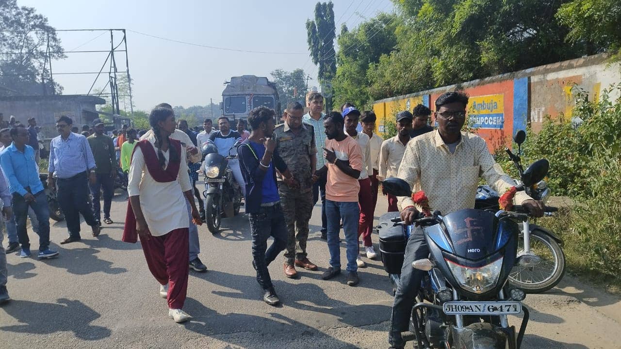 बोकारो:नशे में धुत मनचलों को छेड़खानी करना पड़ा महंगा, जमकर हुई पिटाई