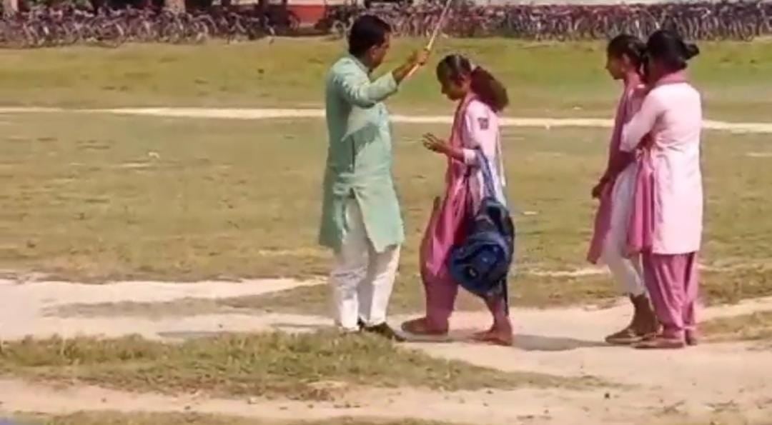 वैशाली: प्रधानाचार्य ने बरसायी नौवीं की छात्राओं पर छड़ी, वजह सुन हैरान रह जाएंगे आप