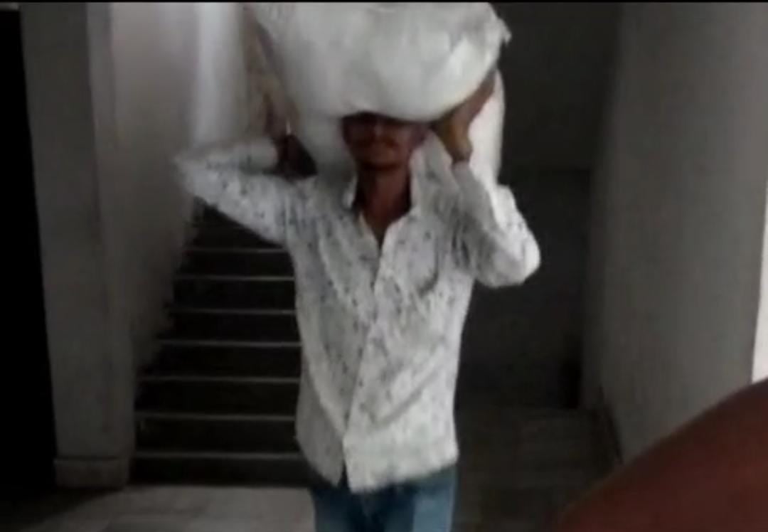 बिहार:बच्चों की पुस्तक के साथ अब किसानों की बीज भी गटक रहे है बिचौलिये! इस जिले से चना बीज कालाबाजारी करते किसान सलाहकार का वीडियो वायरल