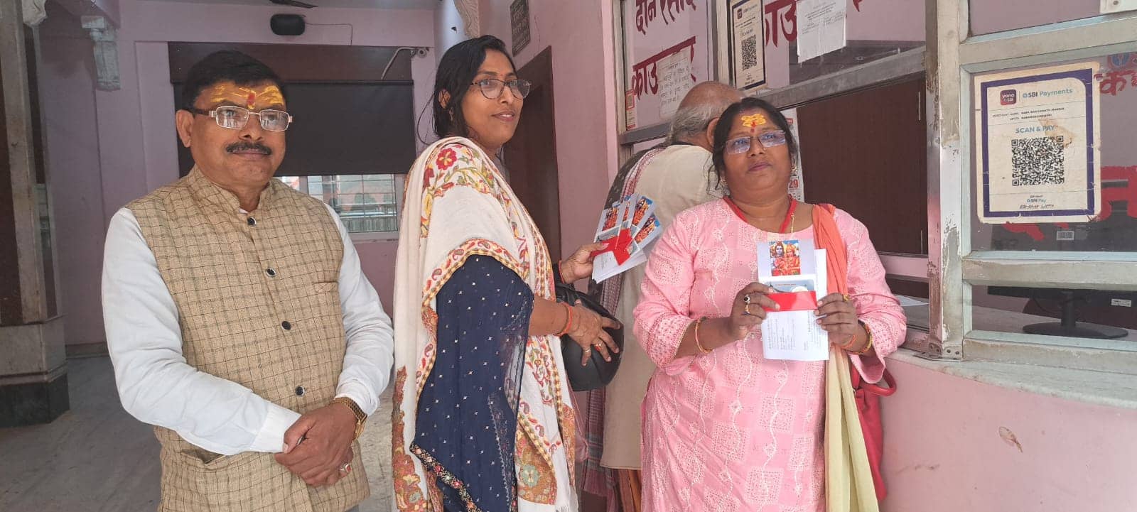 धनतेरस पर बाबा मंदिर में सिक्कों की खूब हो रही है बिक्री, प्रसाद स्वरूप खरीद रहे हैं लोग