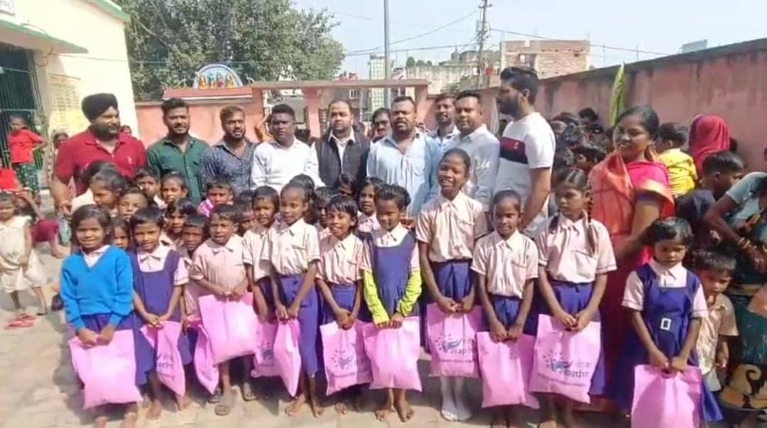 जमशेदपुर में गरीब बच्चों के बीच बांटी दीपावली की खुशियां, खुशी से खिले बच्चों के चेहरे