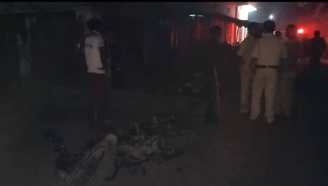 छपरा:दो व्यापारियों पर फायरिंग कर भाग रहे अपराधी को भीड़ ने पकड़ा, पीट पीटकर कर उतारा मौत के घाट, पढ़ें हत्या की वजह