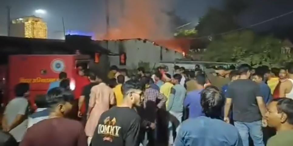 सीवान में डीजल दुकान में लगी आग, आग बुझाने में दमकल कर्मी सहित कई लोग झुलसे, 3 की हालत गंभीर