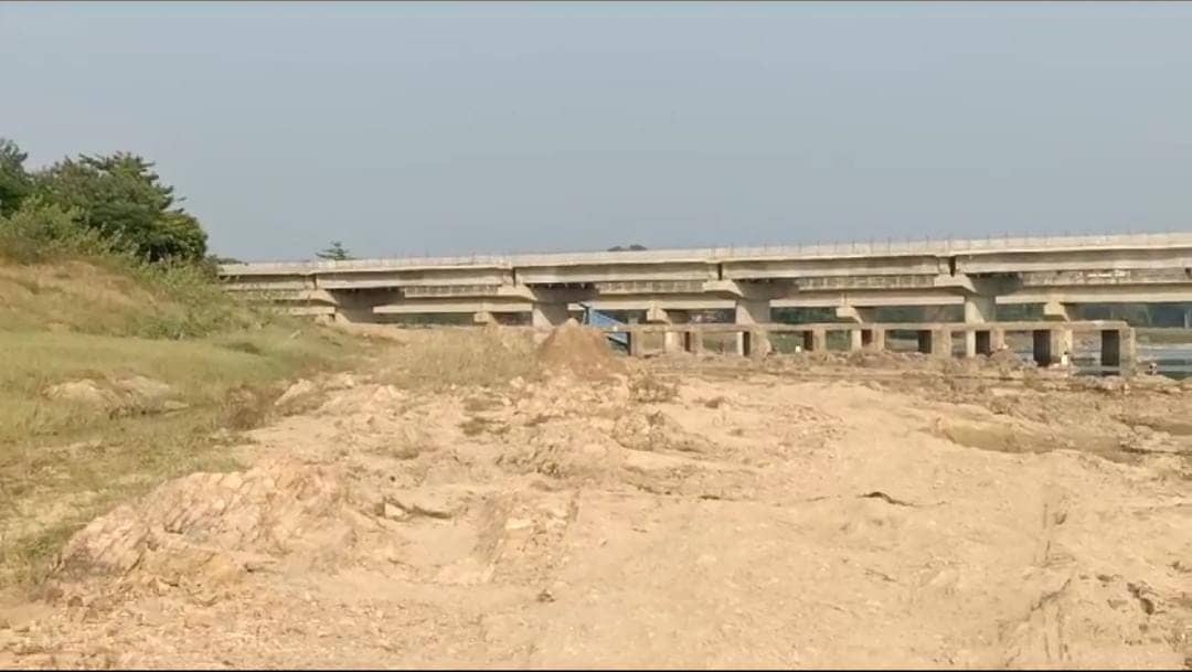 गुमला:छठ घाटों की सफाई को लेकर प्रशासन उदासीन, लोगों ने खुद से शुरु की सफाई, पढ़ें क्या कहते हैं स्थानीय लोग