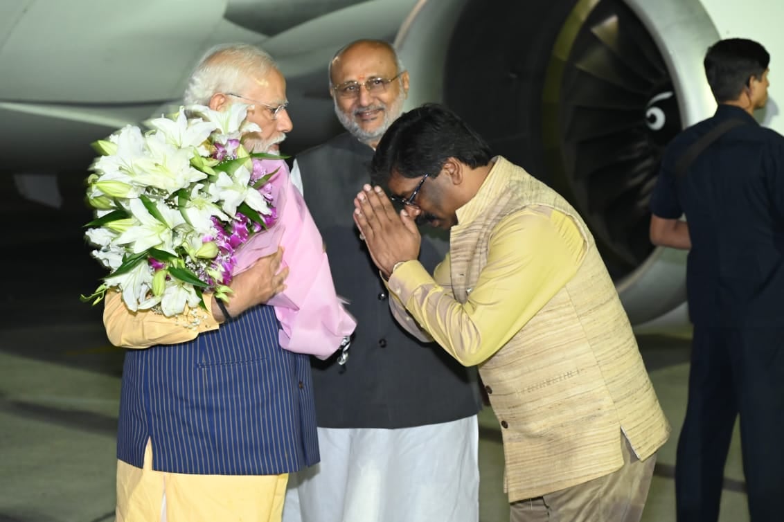 रांची पहुंचे प्रधानमंत्री नरेंद्र मोदी, लाखों लोगों ने किया पुष्प वर्षा , कल जायेंगे भगवान बिरसा के गांव