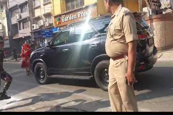 पीएम मोदी की सुरक्षा में बड़ी चूक! काफिले के आगे आई महिला,पुलिसकर्मियों में मचा हड़कंप
