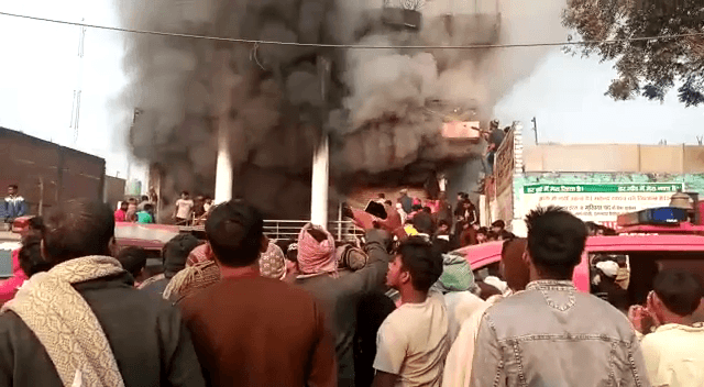 छह दुकानों में लगी भीषण आग, 15 दमकल वाहनों ने पाया आग पर काबू